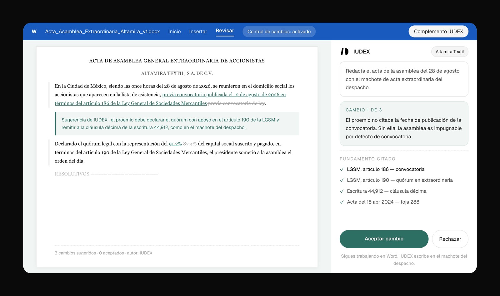 IUDEX dentro de Word redactando un acta de asamblea extraordinaria con el machote del despacho, control de cambios activado y tres cambios sugeridos