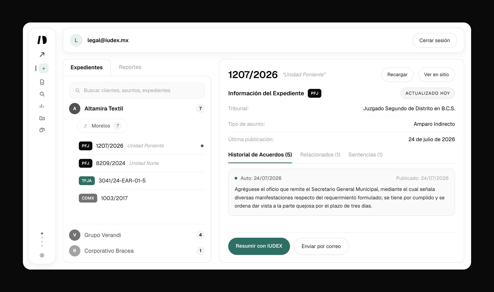 Pantalla de seguimiento de juicios de IUDEX: lista de expedientes ante PJF, TFJA y CDMX y la ficha del amparo 1207/2026 con su historial de acuerdos
