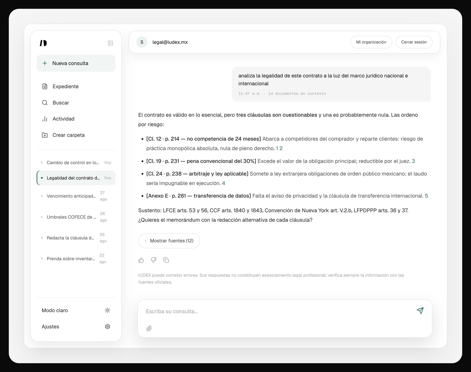 Agente conversacional de IUDEX analizando la legalidad de un contrato con catorce documentos en contexto y las cláusulas ordenadas por riesgo con su página